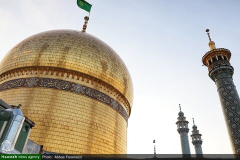 photos/Agitant le drapeau de deuil sur le dôme du sanctuaire de Hazrat Fatima Masoumeh