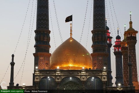 photos/Agitant le drapeau de deuil sur le dôme du sanctuaire de Hazrat Fatima Masoumeh