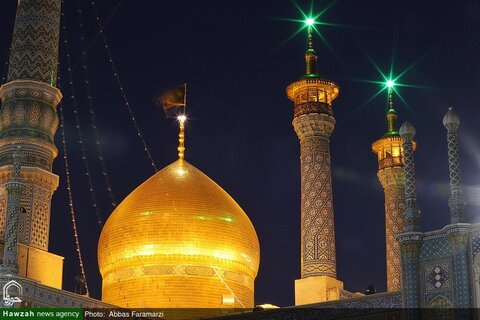 photos/Agitant le drapeau de deuil sur le dôme du sanctuaire de Hazrat Fatima Masoumeh