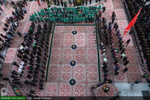 photos/Agitant le drapeau de deuil sur le dôme du sanctuaire de Hazrat Fatima Masoumeh