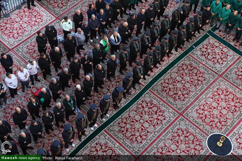 photos/Agitant le drapeau de deuil sur le dôme du sanctuaire de Hazrat Fatima Masoumeh