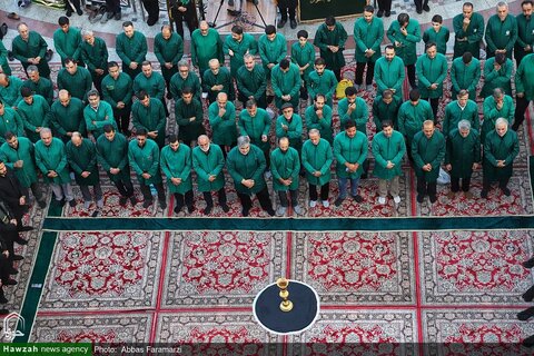 photos/Agitant le drapeau de deuil sur le dôme du sanctuaire de Hazrat Fatima Masoumeh