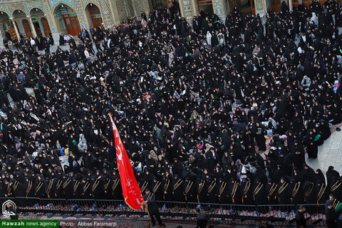 photos/Agitant le drapeau de deuil sur le dôme du sanctuaire de Hazrat Fatima Masoumeh