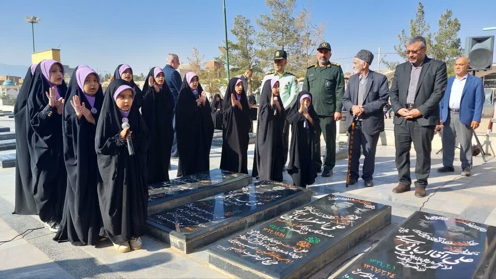 ادای احترام امام جمعه جدید آران و بیدگل به شهدا+ عکس