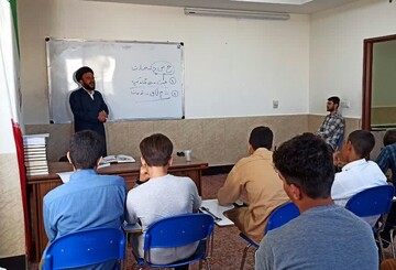 تصاویر/ جلسه مدیر مدرسه علمیه خاتم الانبیاء (ص) سنندج با طلاب این مدرسه