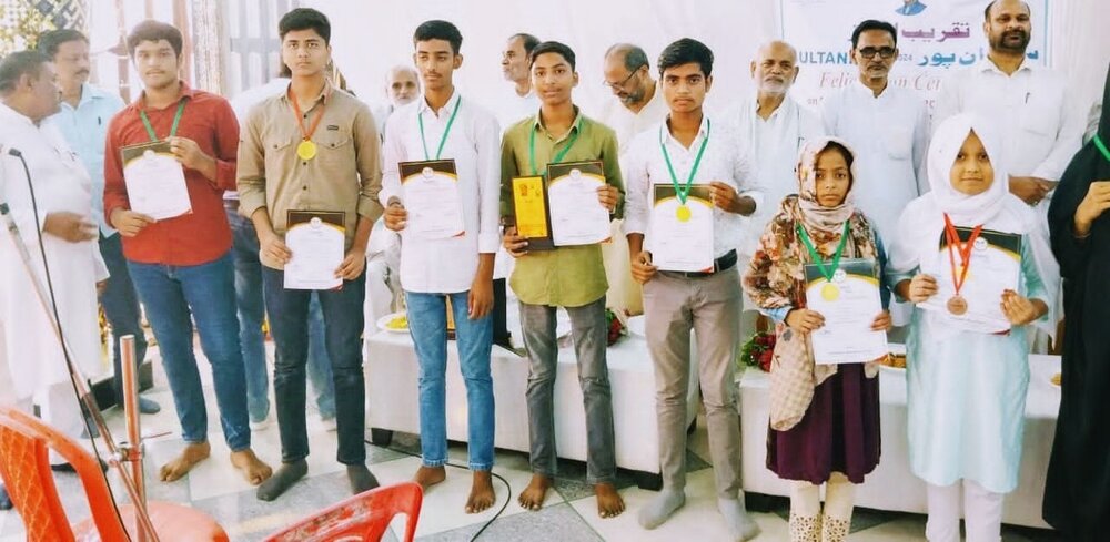 टी एम टी की चैम्प्स प्रतियोगिता में उत्तीर्ण छात्र छात्राओं को अमहट में पुरस्कार और प्रमाण पत्र से सम्मानित किया गया/फोटो