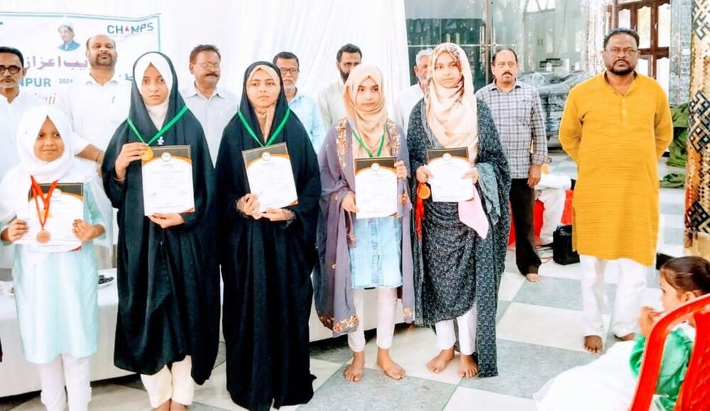 टी एम टी की चैम्प्स प्रतियोगिता में उत्तीर्ण छात्र छात्राओं को अमहट में पुरस्कार और प्रमाण पत्र से सम्मानित किया गया/फोटो