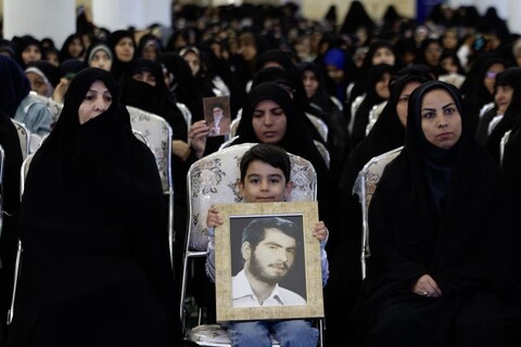 تصاویر/ آیین رونمایی از تقریظ رهبر انقلاب بر کتاب «پاییز آمد» در زنجان