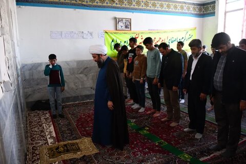 تصاویر/ حضور امام جمعه خوی در بین دانش آموزان