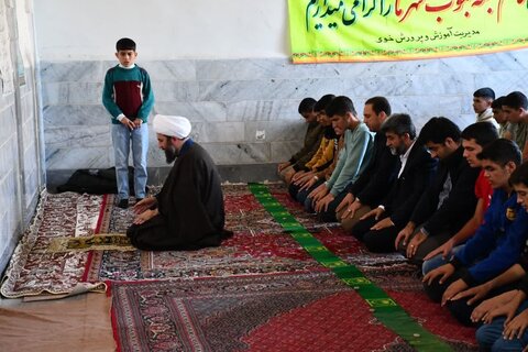 تصاویر/ حضور امام جمعه خوی در بین دانش آموزان