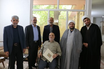 تصاویری از تجلیل رییس اداره تبلیغات اسلامی اراک و شورای هیئات مذهبی از پیرغلام حسینی حاج ولی الله احمدی