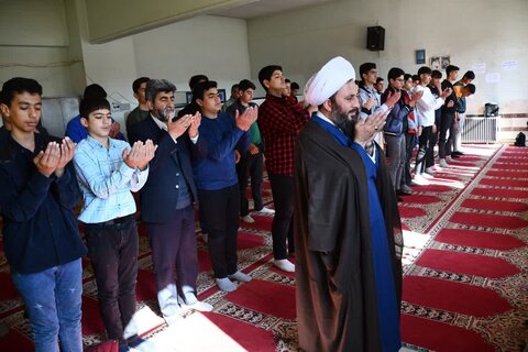 تصاویر/ حضور امام جمعه خوی در بین دانش‌آموزان