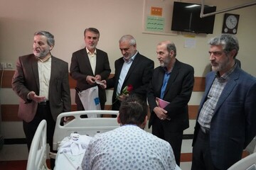 فعالان قرآنی از جانبازان لبنانی بستری شده در بیمارستان عیادت کردند