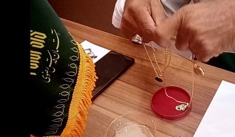 اهدای مقداری طلا به ارزش ۲۷۰ میلیون تومان به مردم لبنان و غزه توسط بانوی شیرازی اهدا طلا