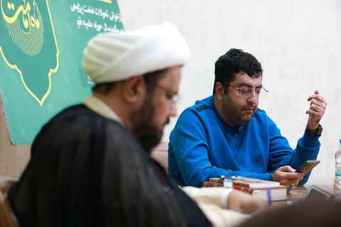 تصاویر/ شانزدهمین نشست ماه امامت با موضوع «بازخوانی تحولات امامت پژوهی در یکصد سال حوزه علمیه قم»