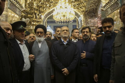 President Pezeshkian visits Hazrat Masumeh holy shrine