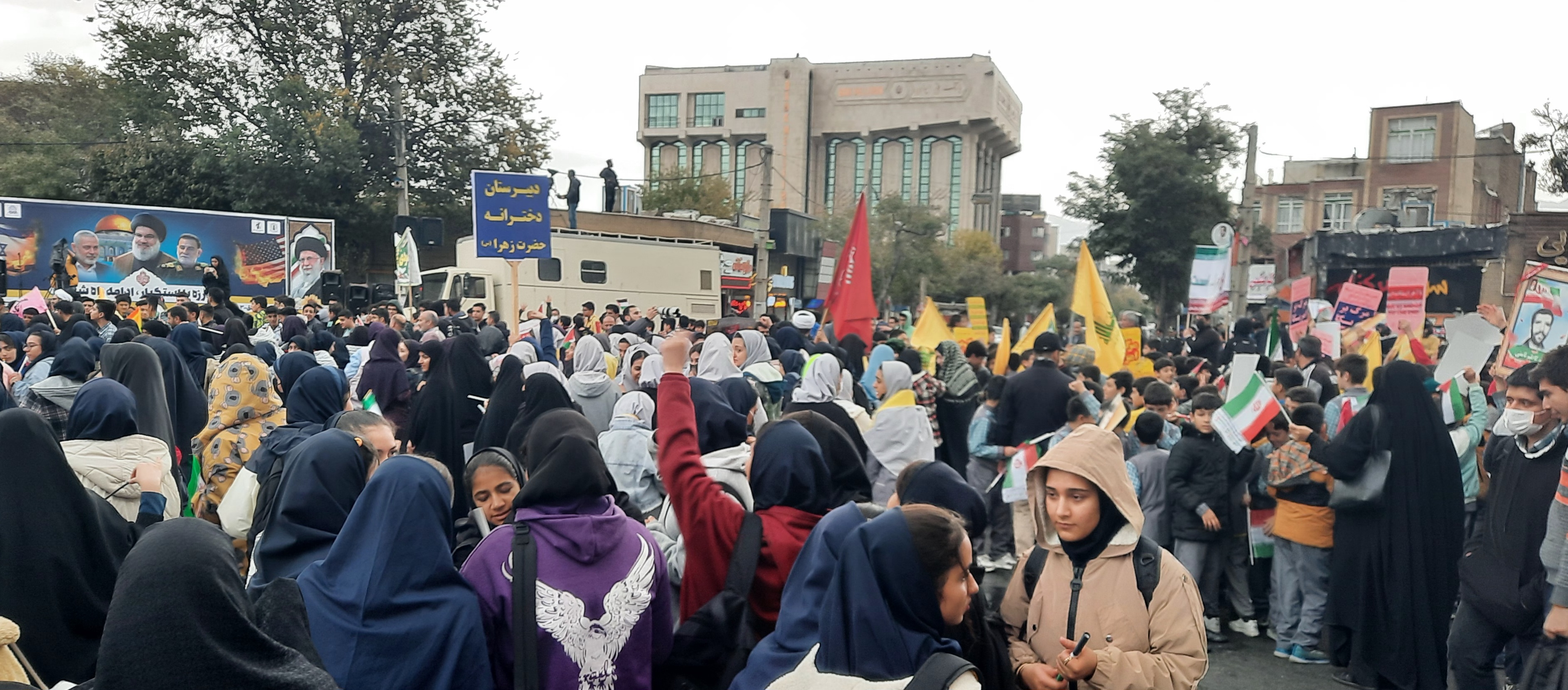 کلیپ|حضور پرشور طلاب مدرسه علمیه الزهرا اراک در راهپیمایی ۱۳ آبان