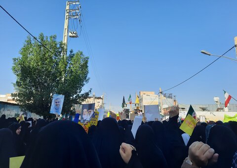 حضور بانوان طلبه برازجانی در راهپیمایی روز ۱۳ آبان
