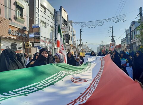 حضور بانوان طلبه برازجانی در راهپیمایی روز ۱۳ آبان
