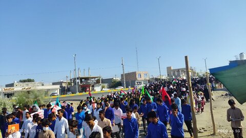 تصاویر|  راهپیمایی روز ۱۳ آبان، روز دانش آموز و مبارزه با استکبار جهانی در شهر بندرعباس