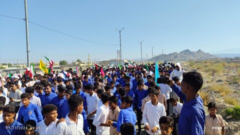 تصاویر|  راهپیمایی روز ۱۳ آبان، روز دانش آموز و مبارزه با استکبار جهانی در شهر بندرعباس