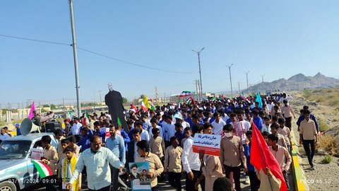 تصاویر|  راهپیمایی روز ۱۳ آبان، روز دانش آموز و مبارزه با استکبار جهانی در شهر بندرعباس