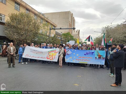 Photos/ Marche des habitants de Qom à l'occasion du 13 Aban "Anniversaire de la prise de l'ambassade des Etats-Unis à Téhéran"