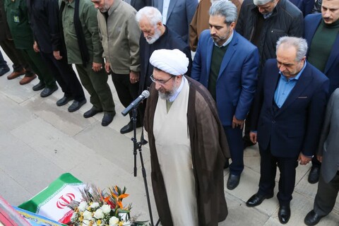 تصاویر | اقامه نماز بر پیکر مادر شهید جبهه مقاومت عبدالصمد امام پناه