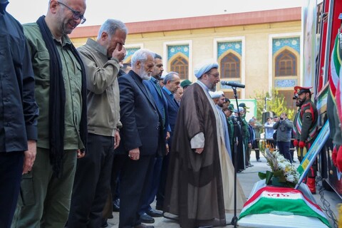 تصاویر | اقامه نماز بر پیکر مادر شهید جبهه مقاومت عبدالصمد امام پناه