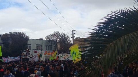 تصاویر/حضور اساتید و طلاب مدرسه علمیه فاطمه الزهرا(س)ساوه در راهپیمایی ۱۳ آبان ۱۴۰۳