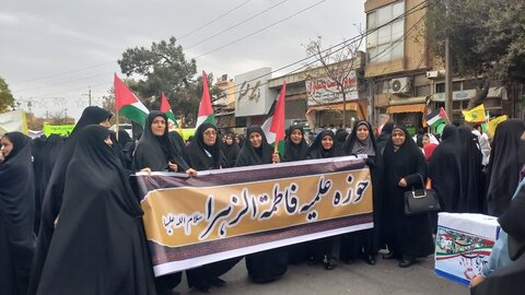 تصاویر/حضور اساتید و طلاب مدرسه علمیه فاطمه الزهرا(س)ساوه در راهپیمایی ۱۳ آبان ۱۴۰۳