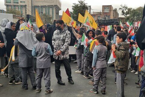 تصاویر/حضور پر شور دانش آموزان اراکی در راهپیمایی ۱۳ آبان