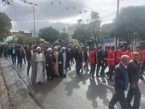 تصاویر/ حضور پرشور اساتید و طلاب مدرسه علمیه امام صادق (ع) قروه در راهپیمایی 13 آبانماه