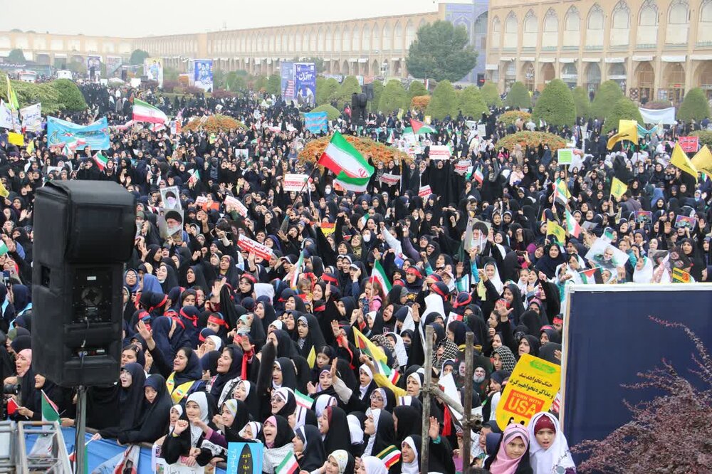 نقش بستن حماسه ای از امید و همبستگی دهه هشتادی ها تا هشتاد سالها درنقش جهان