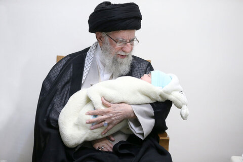 Photos/La rencontre des familles des récents martyrs de la DCA iranienne, avec le Guide suprême de la Révolution islamique