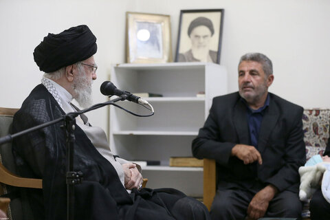 Photos/La rencontre des familles des récents martyrs de la DCA iranienne, avec le Guide suprême de la Révolution islamique