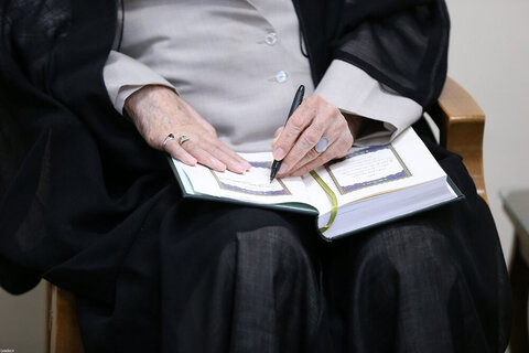 Photos/La rencontre des familles des récents martyrs de la DCA iranienne, avec le Guide suprême de la Révolution islamique