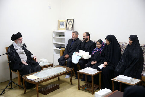 Photos/La rencontre des familles des récents martyrs de la DCA iranienne, avec le Guide suprême de la Révolution islamique