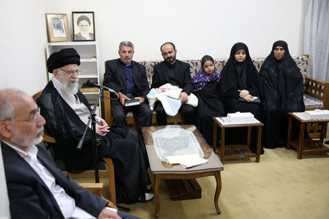 Photos/La rencontre des familles des récents martyrs de la DCA iranienne, avec le Guide suprême de la Révolution islamique