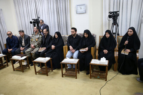 Photos/La rencontre des familles des récents martyrs de la DCA iranienne, avec le Guide suprême de la Révolution islamique