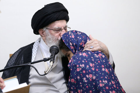 Photos/La rencontre des familles des récents martyrs de la DCA iranienne, avec le Guide suprême de la Révolution islamique