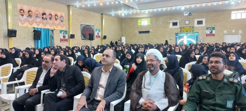 اجرای محفل دانشآموزی انس با قرآن کریم در دبیرستان امام زمان(عج) آران و بیدگل+ عکس