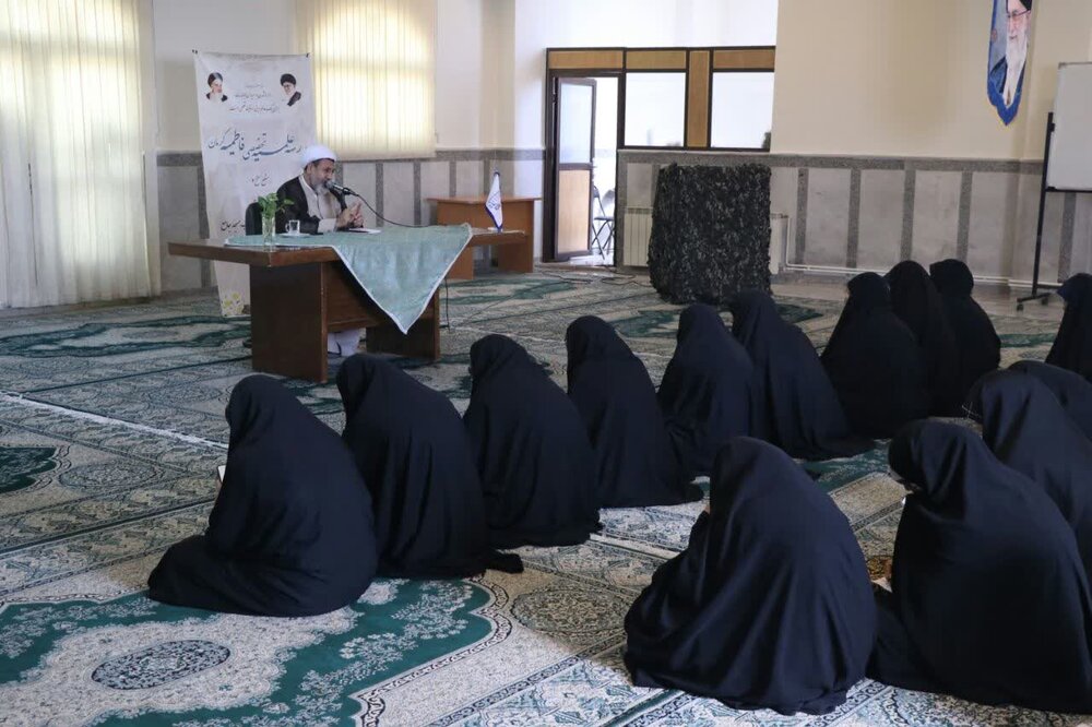 مغربی مفکرین انسان کو محض جسمانی وجود کے تناظر میں دیکھتے ہیں