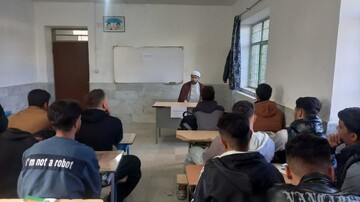 تصاویر/ حضور امام جمعه کامیاران در دبیرستان پسرانه شاهد شهید رضا آذربار