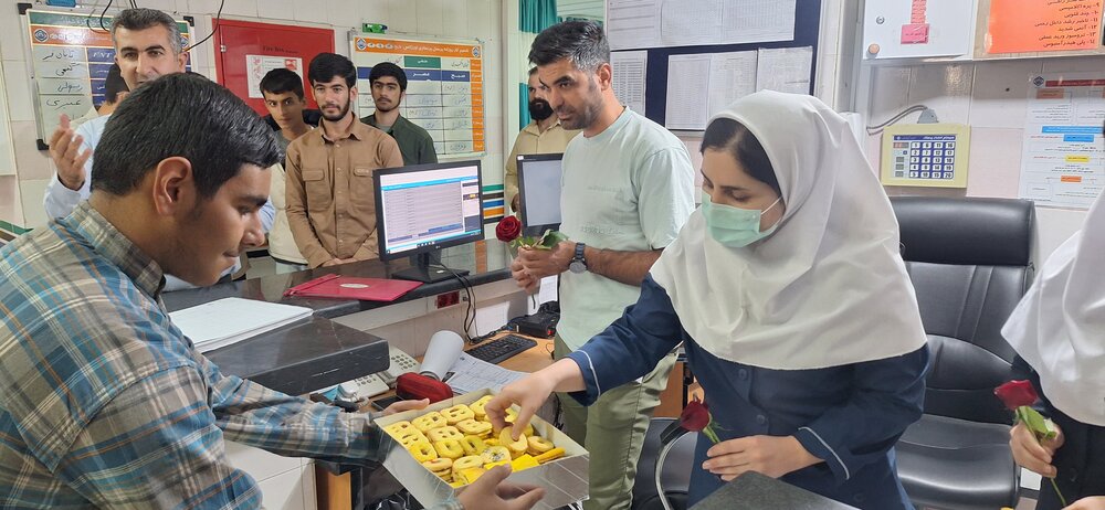 تجلیل طلاب و اساتید حوزه علمیه از پرستاران بیمارستان شهدای گمنام