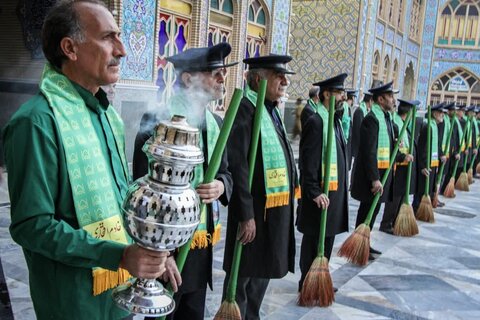 تصاویر/ مراسم جارو زنی خدام افتخاری و عقد زوج جوان در حرم هلال بن علی(ع)