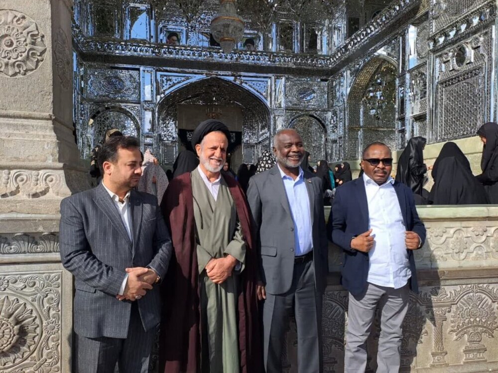 हज़रत फातिमा मासूमा (स) की दरगाह में सूडानी वित्त मंत्री और राजदूत की उपस्थिति