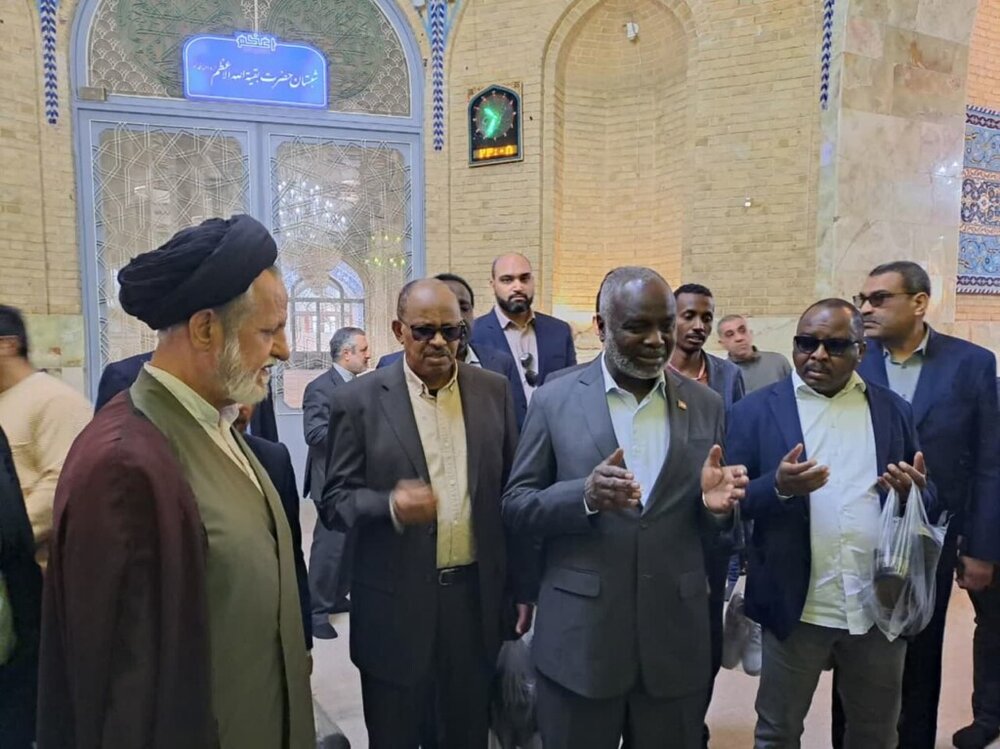 हज़रत फातिमा मासूमा (स) की दरगाह में सूडानी वित्त मंत्री और राजदूत की उपस्थिति