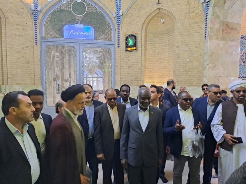 हज़रत फातिमा मासूमा (स) की दरगाह में सूडानी वित्त मंत्री और राजदूत की उपस्थिति