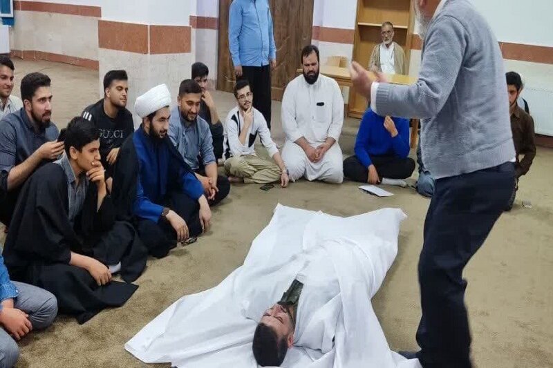 دوره علمی آموزشی کاربردی «احکام تجهیز میت» در صحنه کرمانشاه برگزار شد
